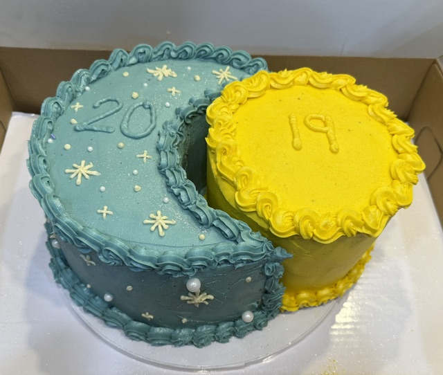 Blue and yellow yin-yang birthday cakes